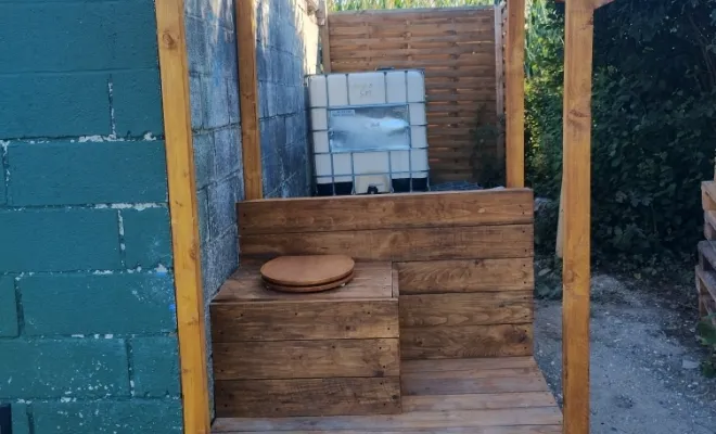Toilette sèche en construction à la base de loisirs canin à Sauchy Cauchy 