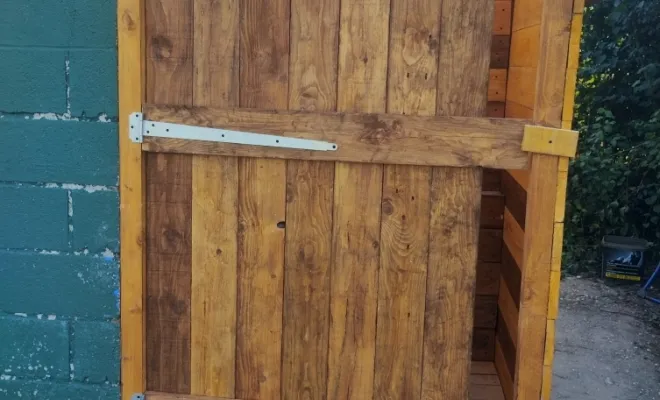 La porte de toilette sèche à la base de loisirs canin à Sauchy Cauchy 